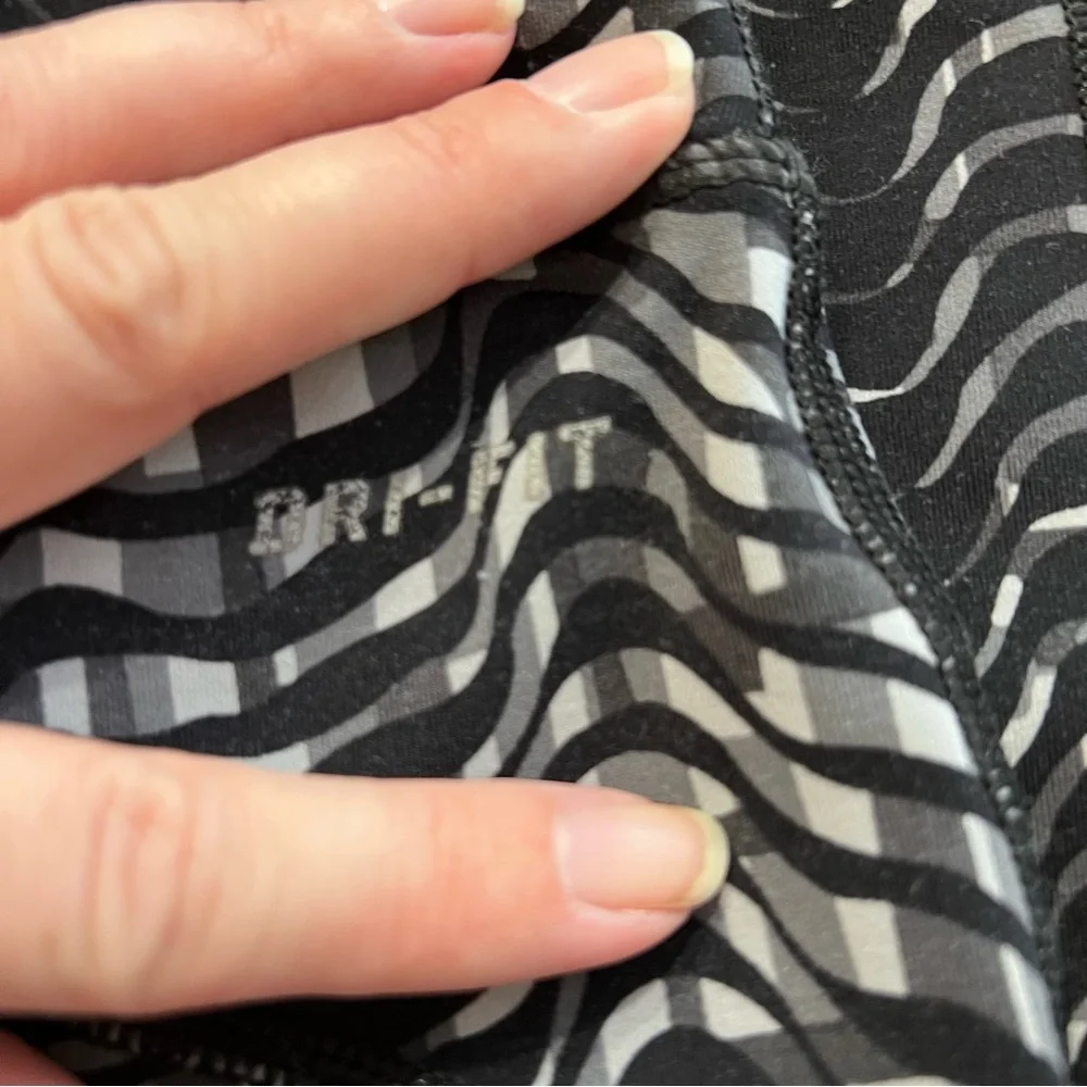 Nike Dri-FIT Patterned Capri Leggings – Size Small